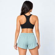 Vista posterior de la pantaloneta Tabita II verde menta con bordes curvos y capa interior blanca