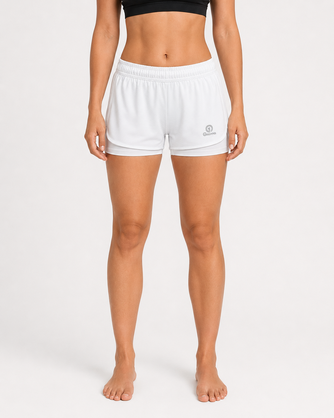 Short Lotus blanco para mujer, vista frontal con pretina elástica, doble capa y logo Grama.