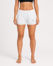 Short Lotus blanco para mujer, vista frontal con pretina elástica, doble capa y logo Grama.