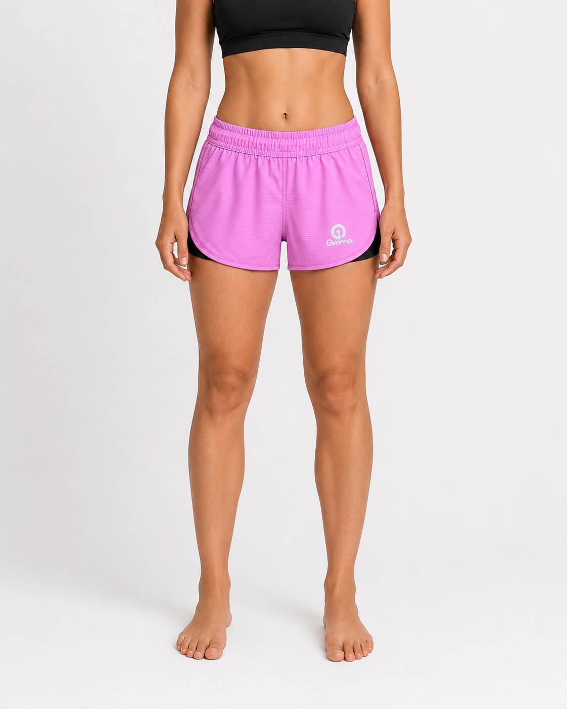 Short Lotus rosa para mujer, vista frontal con short interior negro, pretina elástica y logo Grama.