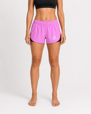 Short Lotus rosa para mujer, vista frontal con short interior negro, pretina elástica y logo Grama.