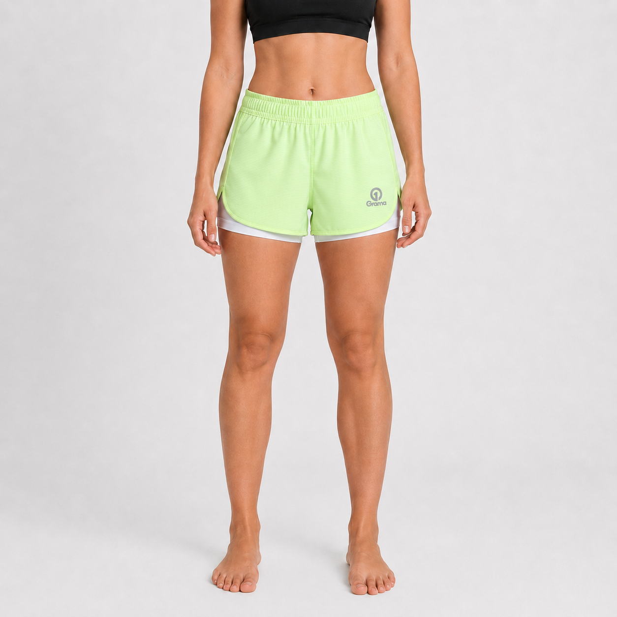 Short Lotus verde para mujer, vista frontal con short interior blanco, pretina elástica y logo Grama.