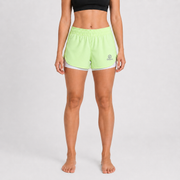 Short Lotus verde para mujer, vista frontal con short interior blanco, pretina elástica y logo Grama.