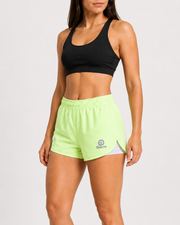 Short Lotus verde para mujer en vista tres cuartos, con doble capa y terminaciones laterales