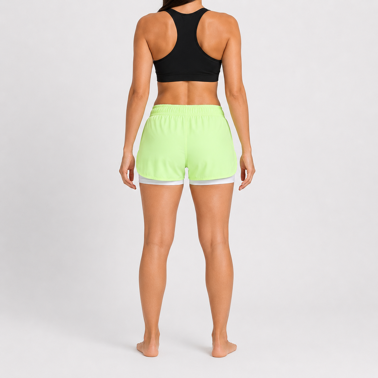 Short Lotus verde para mujer, vista posterior con pretina elástica y short interior blanco visible.
