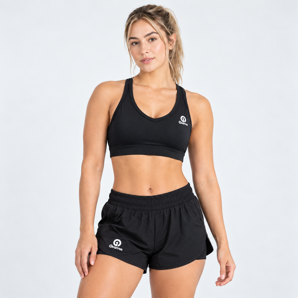 Modelo con Top Essentials V negro de Grama, vista frontal