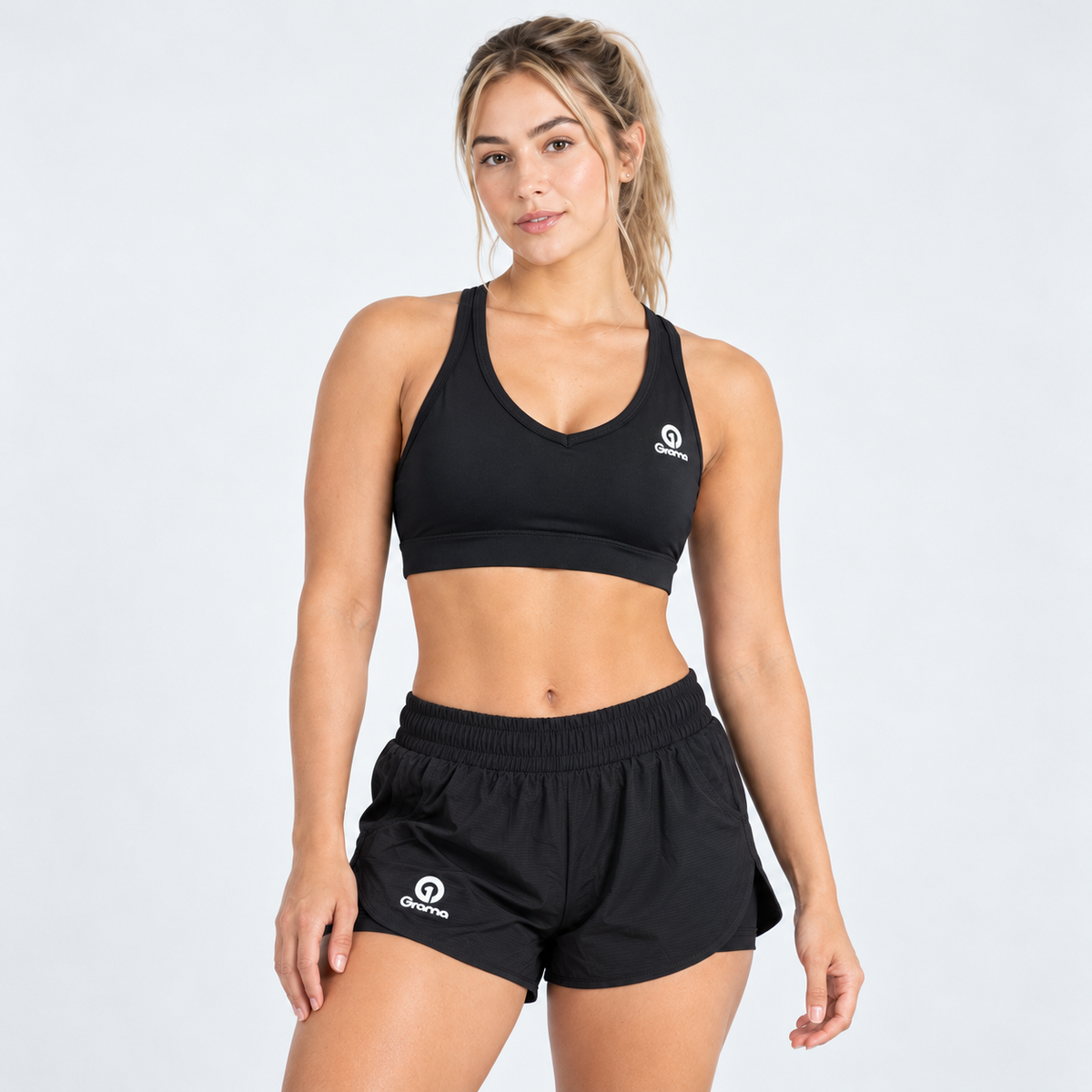 Modelo con Top Essentials V negro de Grama, vista frontal